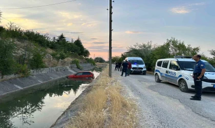 Yol verme kavgası sonrası yaşanan kazada araçlar sulama kanalına uçtu