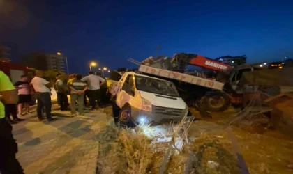 Yoldan çıkan kamyonet park halindeki iş makinesine çarptı