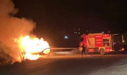 Yüksekova’da ticari araç alev alev yandı