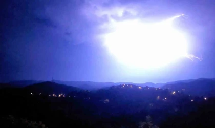 Zonguldak’ta şimşekler geceyi aydınlattı