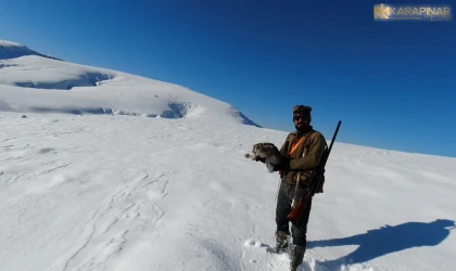 Elleriyle yakaladıkları tavşanı farkındalık için doğaya geri bıraktılar